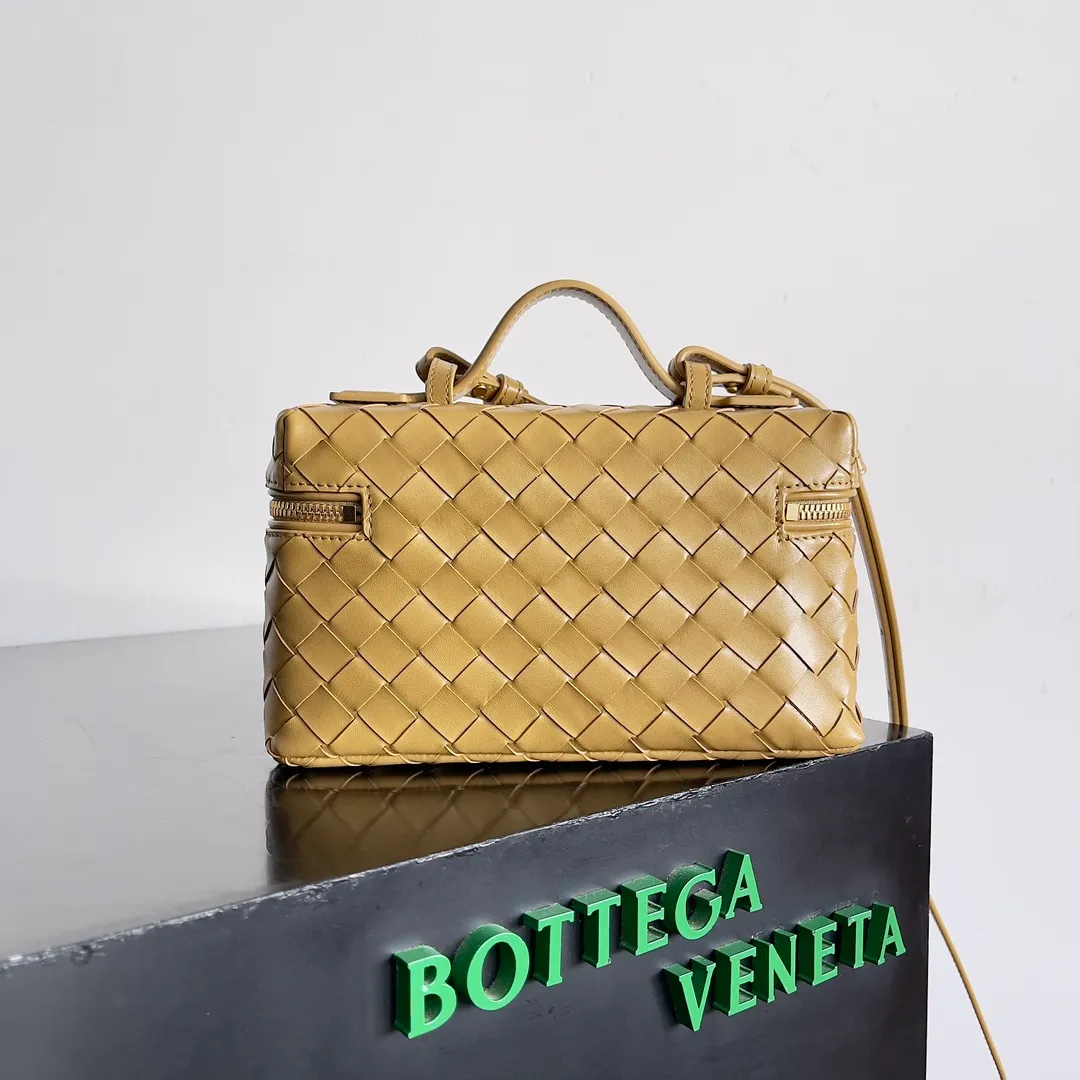Batch 1360 Bottega Veneta 24 spring and summer woven zipper crossbody bag. A crossbody bag that can be used as a cosmetic bag. The exquisite weaving and compact body are an indispensable accessory for the upcoming summer. The double zipper also better protects the bag. It has a large capacity. If you like it, don’t miss it. Style number: 789109 Size: 22*12.5*5cm